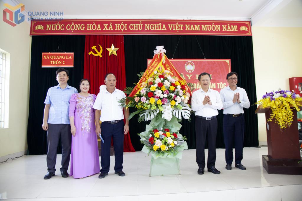 Đồng chí Cao Tường Huy, Quyền Chủ tịch UBND tỉnh tặng hoa chúc mừng ngày hội Đại đoàn kết toàn dân tộc tại thôn 2, xã Quảng La, thành phố Hạ Long