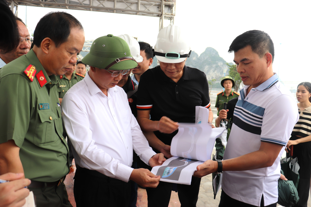 Lãnh đạo Sở Văn hóa-Thể thao báo cáo phương án khu vực triển lãm, trưng bày và gian hàng.