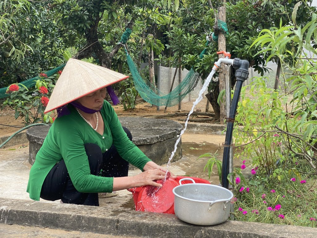 Người dân phường Tân An (TX Quảng Yên) phấn khởi khi được sử dụng nguồn nước sạch.