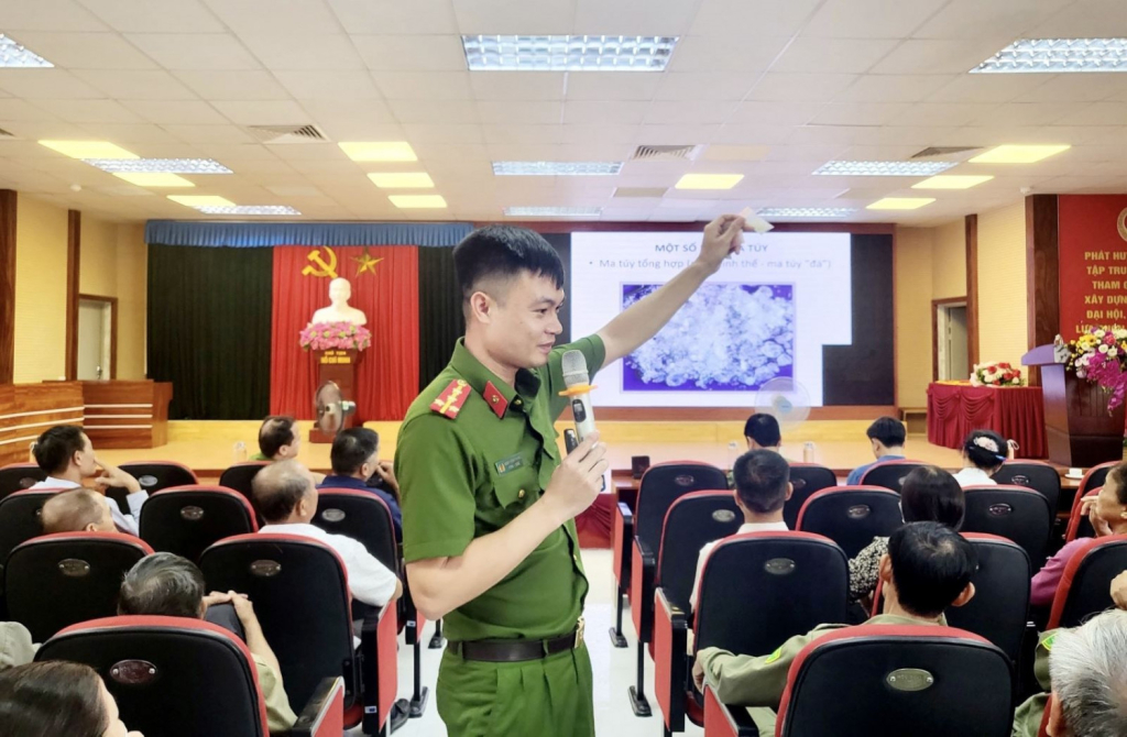 CLB phổ biến GDPL tại phường Quang Trung Uông bí tuyên truyền kiến thức ma túy cho người dân.