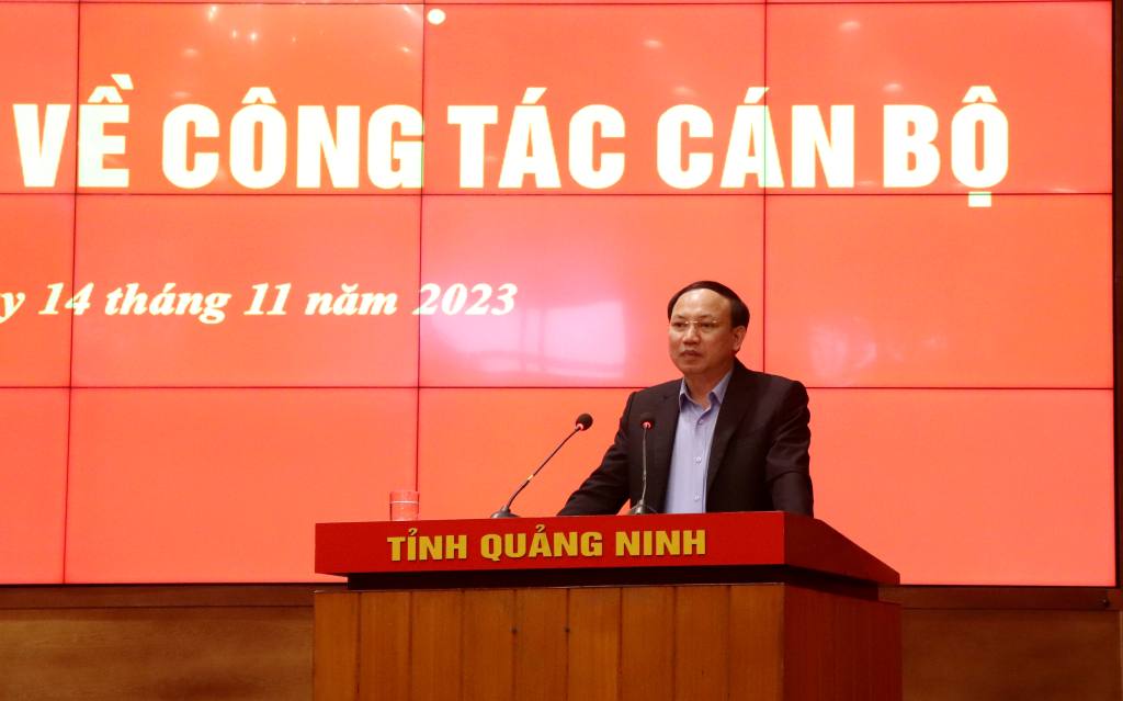 Đồng chí Nguyễn Xuân Ký, Ủy viên Trung ương Đảng, Bí thư Tỉnh ủy, Chủ tịch HĐND tỉnh, phát biểu tại hội nghị cán bộ chủ chốt.