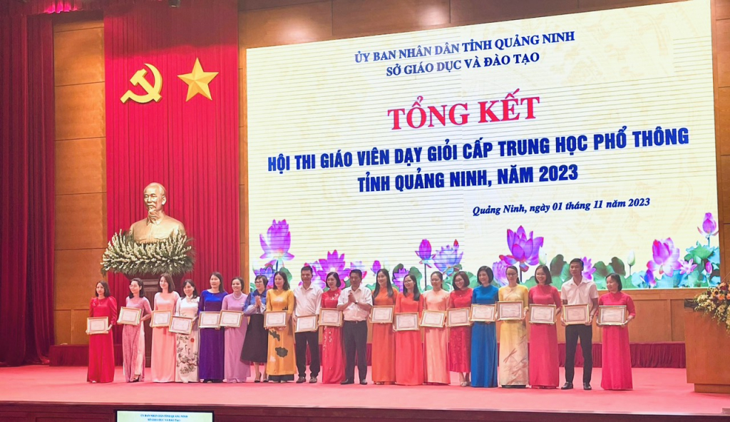 Lãnh đạo Sở Giáo dục và Đào tạo Quảng Ninh trao giấy chứng nhận cho giáo viên đạt danh hiệu giáo viên dạy giỏi THPT cấp tỉnh năm 2023.