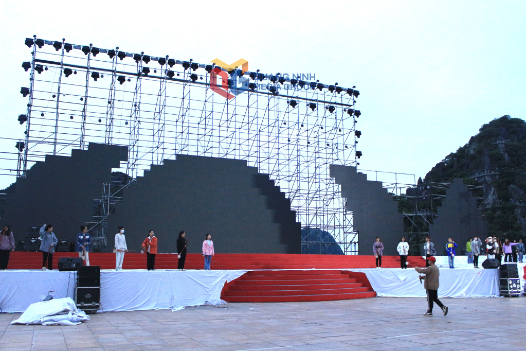 Khu vực sân khấu chính đã sẵn sàng cho các đơn vị tập luyện. 