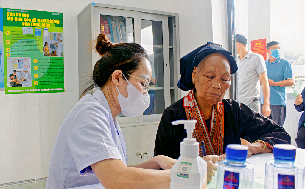 Bác sĩ Bệnh viện Sản nhi tư vấn sức khỏe cho người dân tại xã Tân Dân (TP Hạ Long).