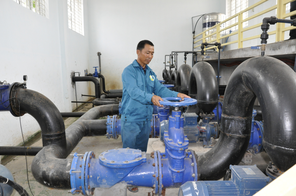 Vận hành bơm nước sinh hoạt tại Nhà máy nước Hiệp Hòa, TX Quảng Yên.