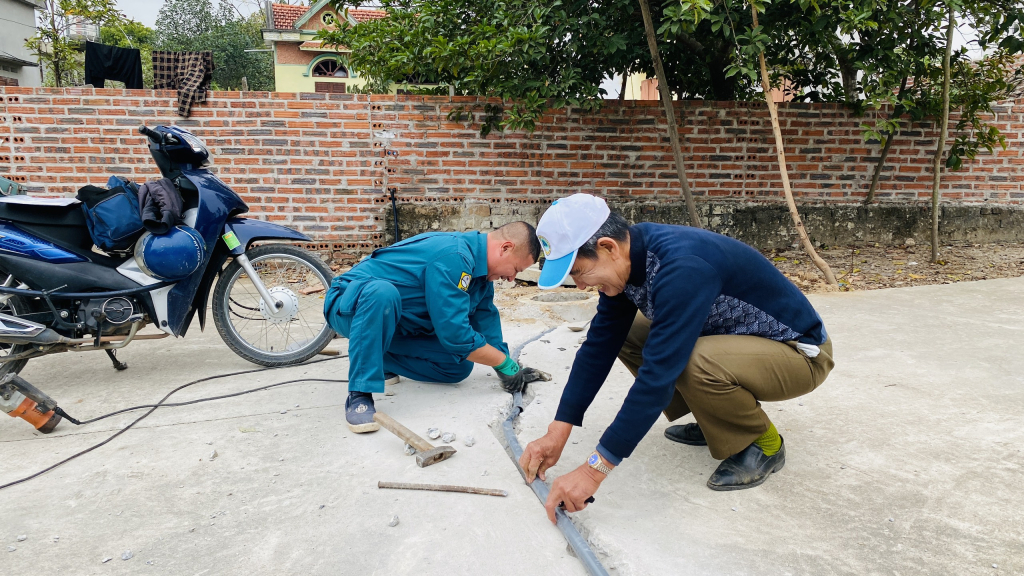 Cán bộ Công ty CP nước sạch Quảng Ninh lắp đặt đường ống dấn nước phục vụ người dân TX Quảng Yên. Ảnh cơ sở cung cấp.