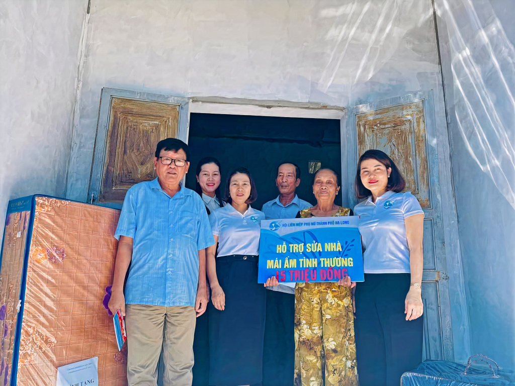 Hội LHPN TP Hạ Long trao hỗ trợ 15 triệu đồng sửa chữa nhà mái ấm tình thương cho bà Bùi Thị Đoán ở khu 4, phường Trần Hưng Đạo (TP Hạ Long).