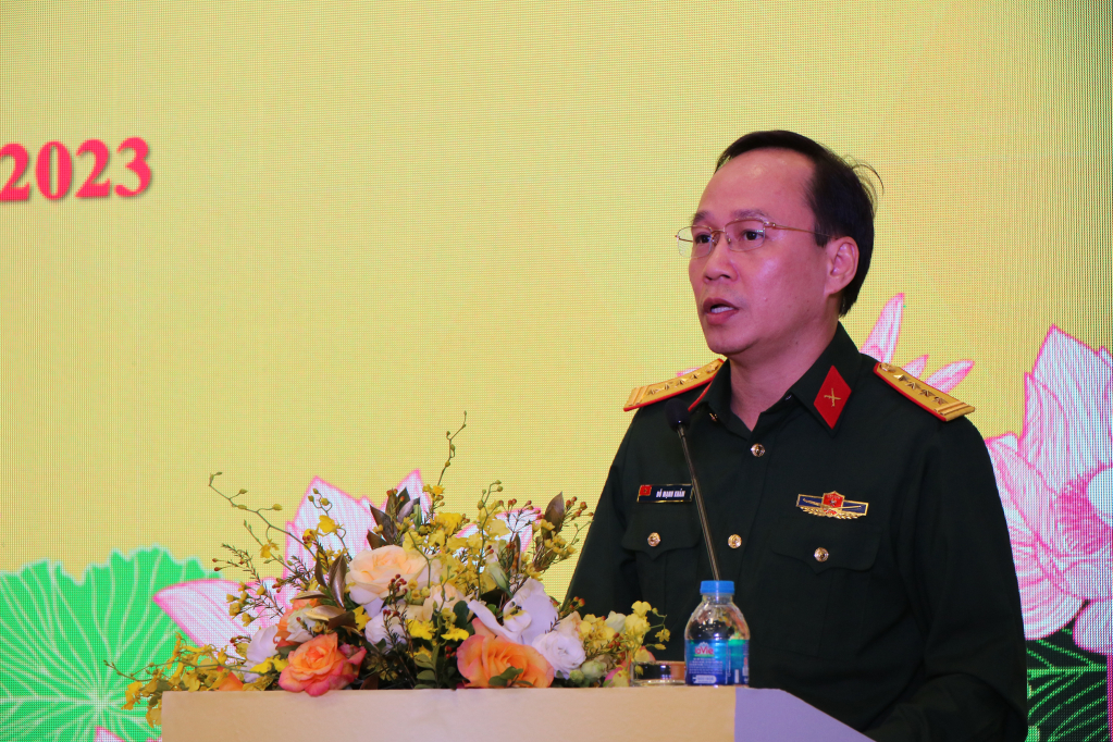 Đại tá Đỗ Mạnh Khảm, Tổng giám đốc Tổng Công ty Đông Bắc báo cáo tại hội nghị.