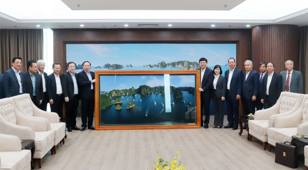 Ban Thường vụ Tỉnh Quảng Ninh tặng quà lưu niệm cho Tập đoàn Công nghiệp Than & Khoáng sản Việt Nam.