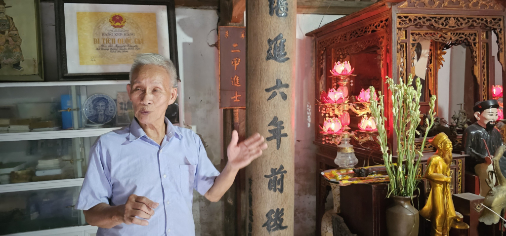 Ông Nguyễn Tùng, sinh năm 1941, cháu đời thứ 5 của nhà thơ Nguyễn Khuyến giờ là người trông coi và cũng là 