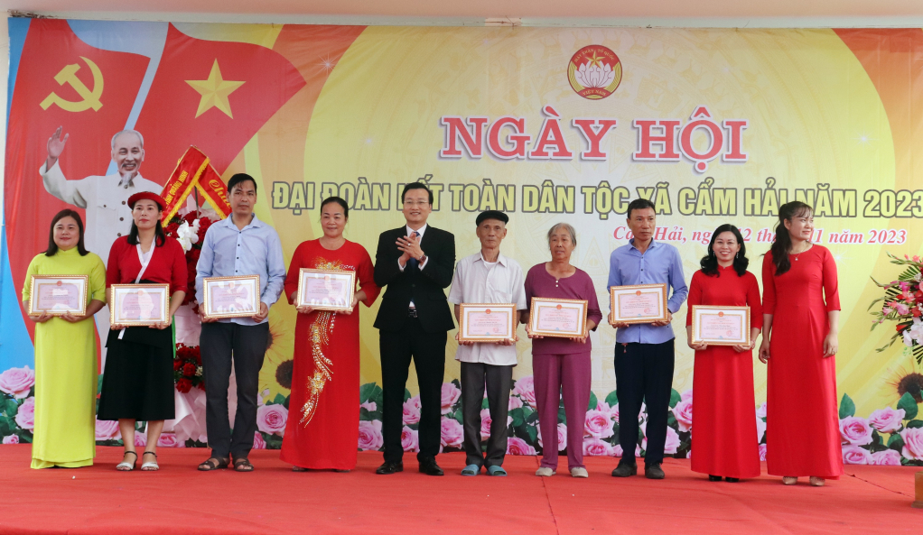 Các gia đình đạt danh hiệu gia đình văn hóa năm 2023 ở 4 thôn của xã Cẩm Hải, TP Cẩm Phả được biểu dương, khen thưởng tại ngày hội đại đoàn kết.