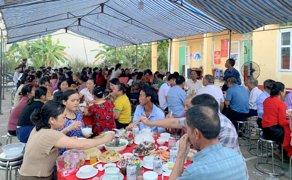 Những bữa cơm đoàn kết được tổ chức đầm ấm, thật sự ý nghĩa, gắn kết mọi người trong cộng đồng dân cư.