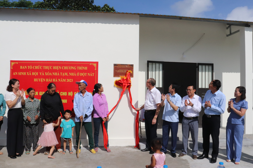 Huyện Hải Hà bàn giao nhà mới cho các hộ dân theo chương trình xóa nhà ở tạm, nhà dột nát từ nguồn huy động xã hội hóa.