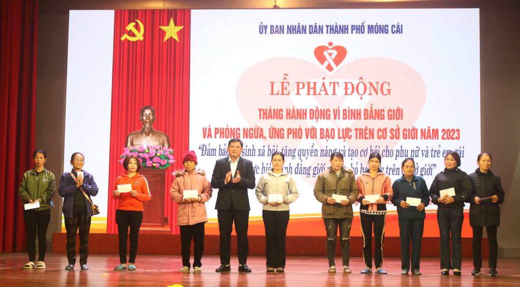 Lãnh đạo TP Móng Cái trao quà động viên phụ nữ và trẻ em có hoàn cảnh khó khăn.