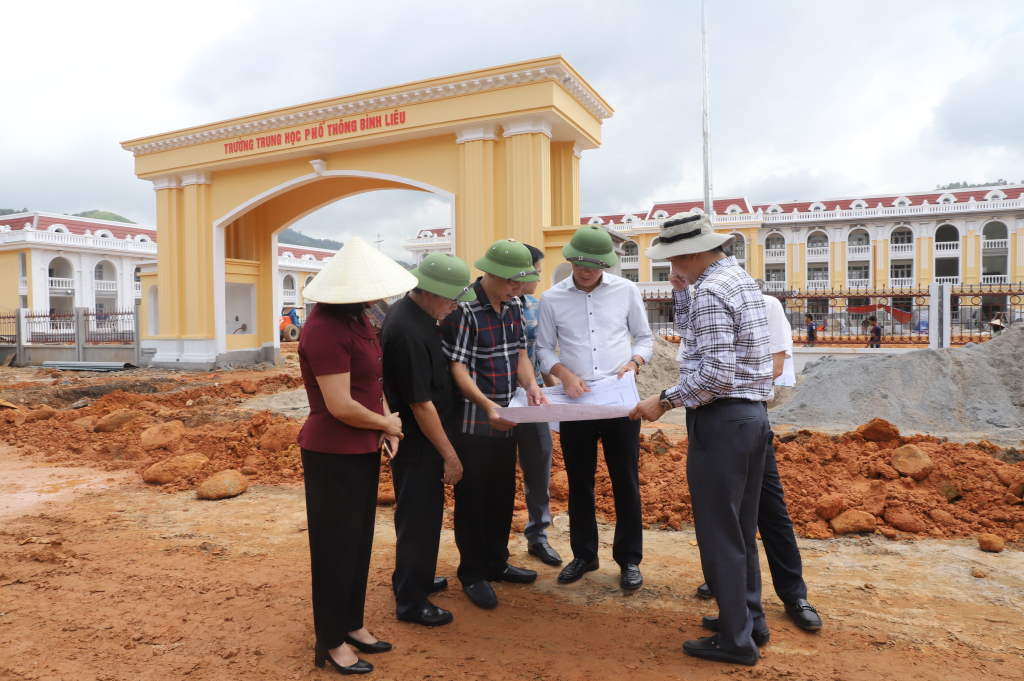 Đoàn giám sát của Ủy ban MTTQ tỉnh kiểm tra thực địa tại Trường THPT Bình Liêu (tháng 7/2023). Ảnh: La Lành