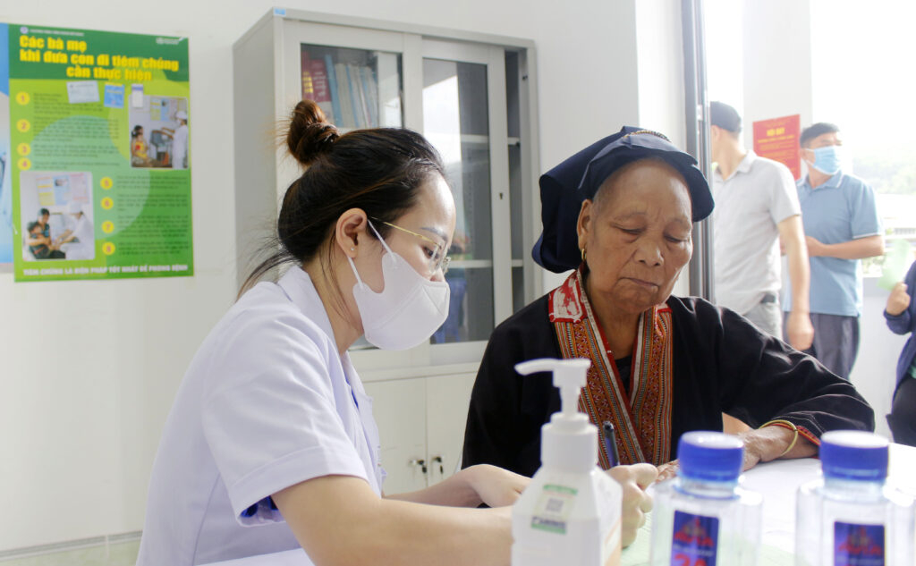 Bệnh viện Sản Nhi Quảng Ninh triển khai chương trình khám chữa bệnh lưu động, cấp phát thuốc miễn phí cho đồng bào vùng dân tộc thiểu số và miền núi.