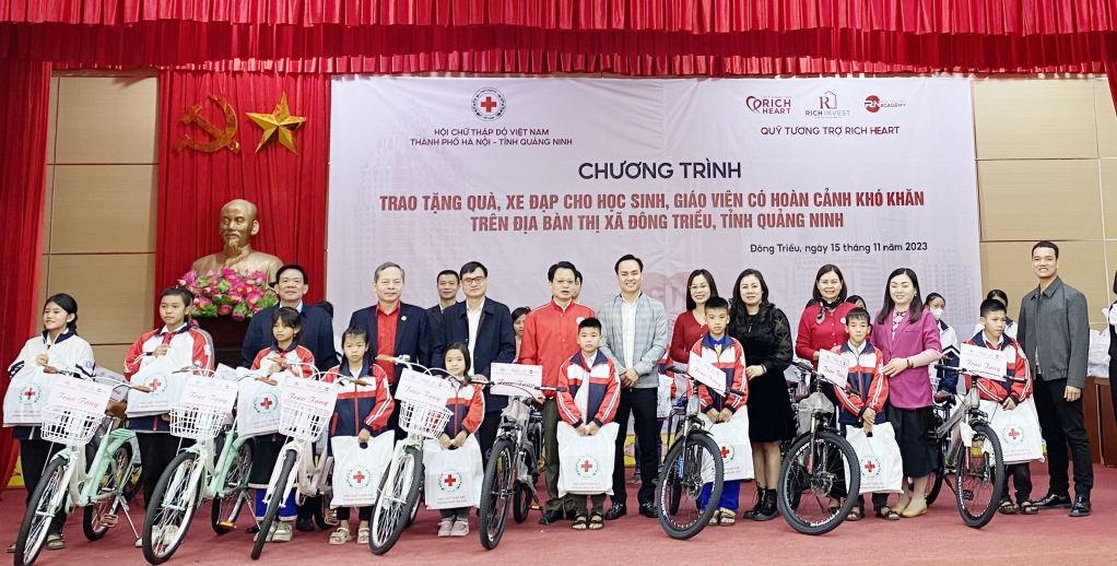 Lãnh đạo Hội Chữ thập đỏ TP Hà Hội, Hội Chữ thập đỏ tỉnh Quảng Ninh và đại diện Quỹ tương trợ Rích Heart tặng xe đạp cho các em học sinh có hoàn cảnh khó khăn trên địa bàn TX Đông Triều.