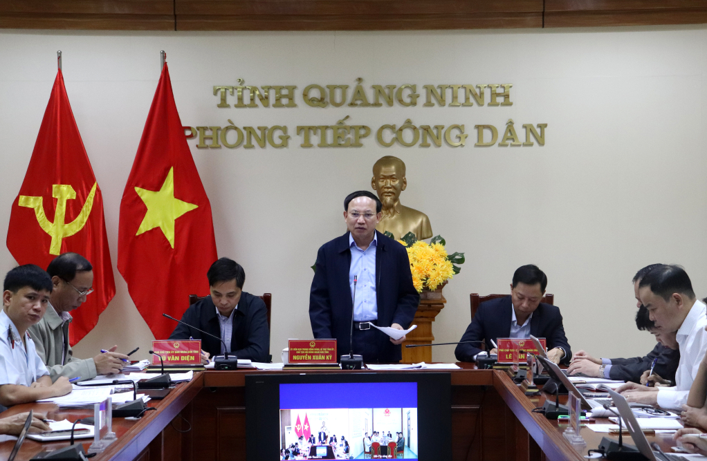 Đồng chí Nguyễn Xuân Ký, Ủy viên Trung ương Đảng, Bí thư Tỉnh ủy, Chủ tịch HĐND tỉnh chỉ đại giải quyết các vụ việc.