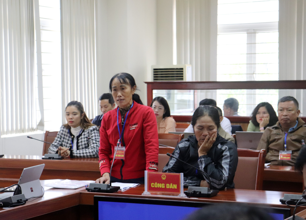 Các công dân khu Điền Công 1,2 phường Trưng Vương, TP Uông Bí nêu kiến nghị.