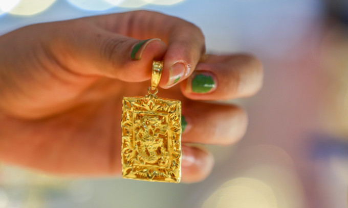 Gold prices firm at two-week high