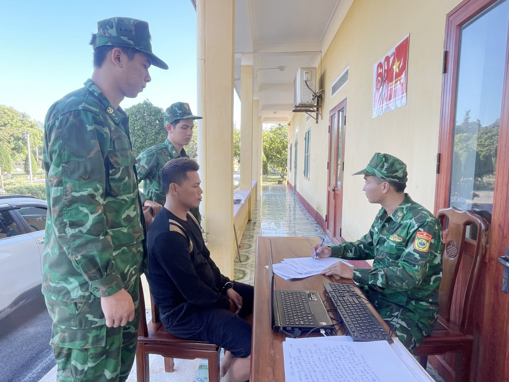 Cán bộ Đồn Biên phòng Trà Cổ lấy lời khai đối tượng Nguyễn Văn Cường.