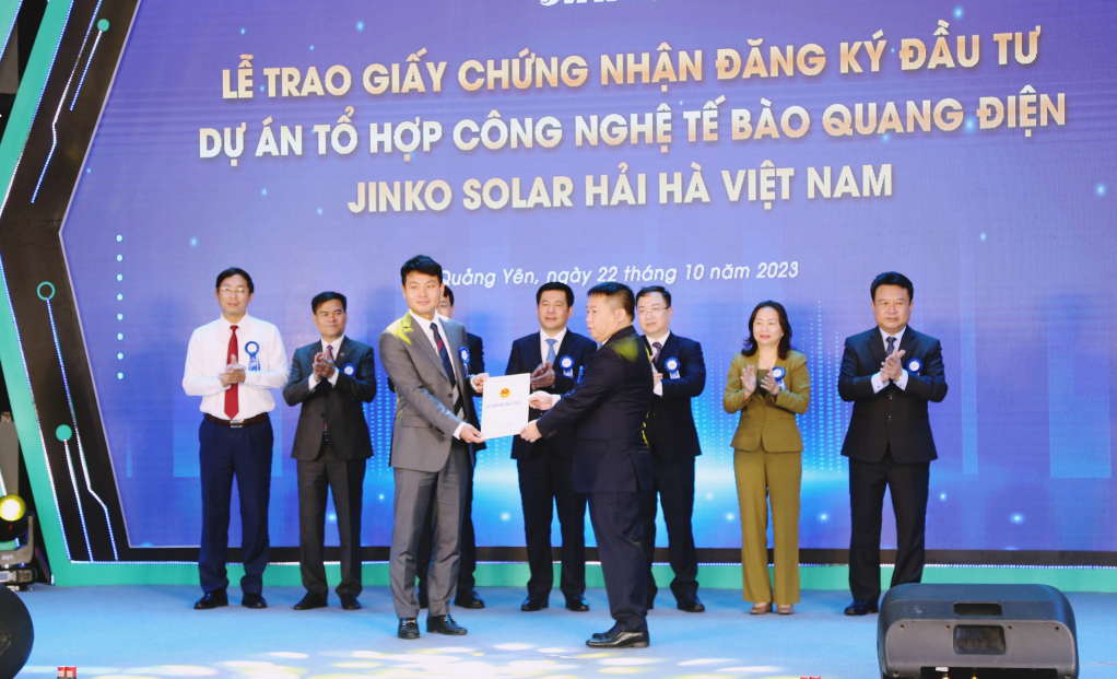 Lãnh đạo Ban Quản lý KKT tỉnh Quảng Ninh trao giấy chứng nhận đăng ký đầu tư Dự án Tổ hợp công nghệ tế bào quang điện Jinko Solar Hải Hà Việt Nam với tổng vốn đầu tư 1,5 tỷ USD, qua đó đưa Quảng Ninh cán mốc thu hút hơn 3 tỷ USD vốn FDI trong 10 tháng năm 2023.