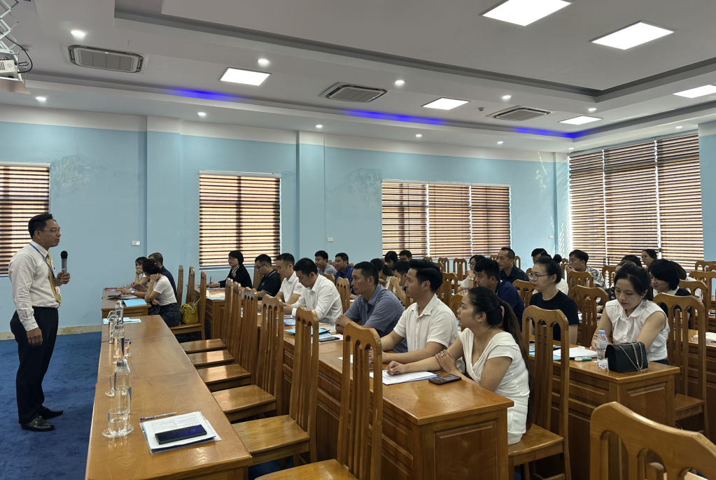 Trung tâm Dịch vụ việc làm Quảng Ninh (Sở LĐTB&XH) phối hợp với Hiệp hội Doanh nghiệp TP Hạ Long bồi dưỡng kiến thức khởi sự cho doanh nghiệp trên địa bàn. Ảnh: Cao Quỳnh