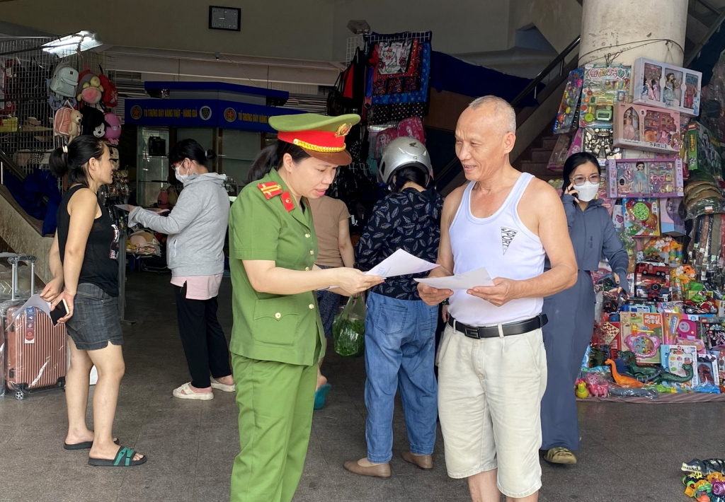 Công an thị xã Quảng Yên phát tờ rơi tuyên tuyền cảnh báo về tội phạm Công nghệ cao đến các hộ dân trên địa bàn.