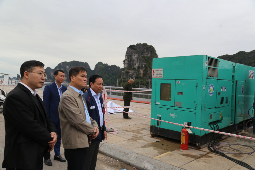 Đồng chí Bùi Văn Khắng, Phó Chủ tịch UBND tỉnh kiểm tra việc đảm bảo cung cấp điện cho Lễ hội Hokkaido