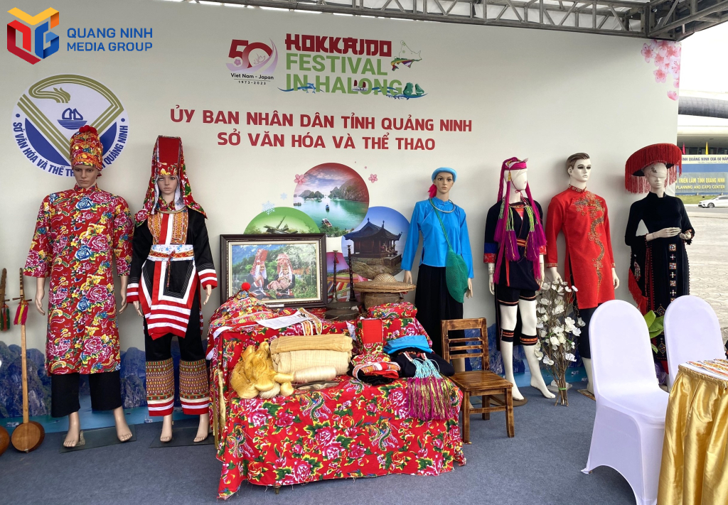 Khu vực trưng bày trang phục của đồng bào dân tộc Quảng Ninh đã được hoàn thiện.