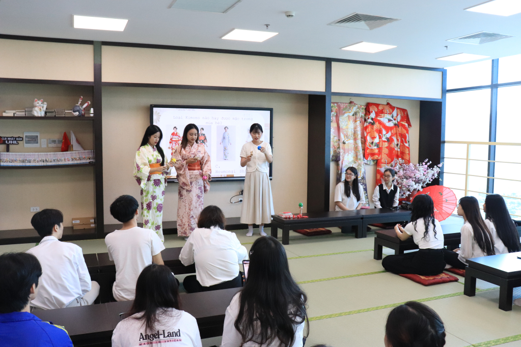 Sinh viên Đại học Hạ Long tìm hiểu về văn hóa truyền thống của Nhật Bản. 