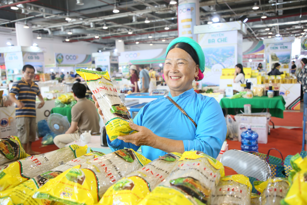 Sản phẩm OCOP Miến Dong Bình Liêu được nhiều người dân, khách hành ưa chuộng và sẵn sàng nguồn hàng để đáp ứng nhu cầu mua sắm vào dịp cuối năm.