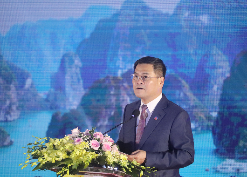 Đồng chí Bùi Văn Khắng, Phó Chủ tịch UBND tỉnh, phát biểu chào mừng hội nghị.
