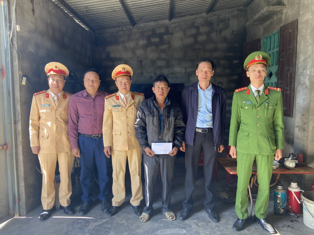 Đoàn công tác Ban ATGT huyện động viên, chia sẻ với gia đình có nạn nhân tử vong do TNGT tại xã Đồng Rui.