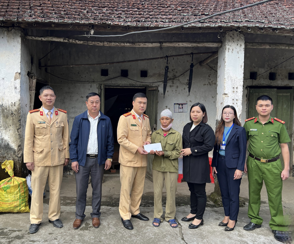 Đại diện ban ATGT huyện thăm hỏi, động viên gia đình các nạn nhân.