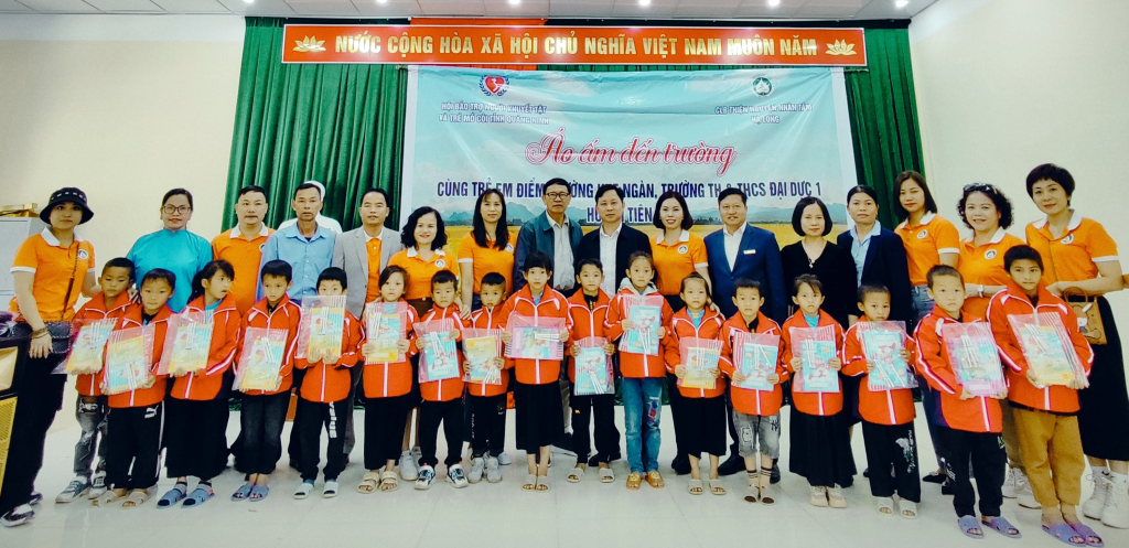 Lãnh đạo Hội Bảo trợ NKT-TMC tỉnh; huyện Tiên Yên và CLB Thiện nguyện Nhân tâm Hạ Long trao tặng quà cho các em học sinh tại điểm Trường Khe Ngàn, Trường TH&THCS Đại Dực 1 (xã Đại Dực, huyện Tiên Yên).