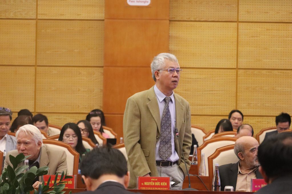 Đồng chí Nguyễn Đức Kiên, Tổ trưởng tổ tư vấn của Thủ tướng chính phủ về kinh tế, nguyên Phó Chủ nhiệm Uỷ ban Kinh tế của Quốc hội, phát biểu tham luận tại hội thảo.