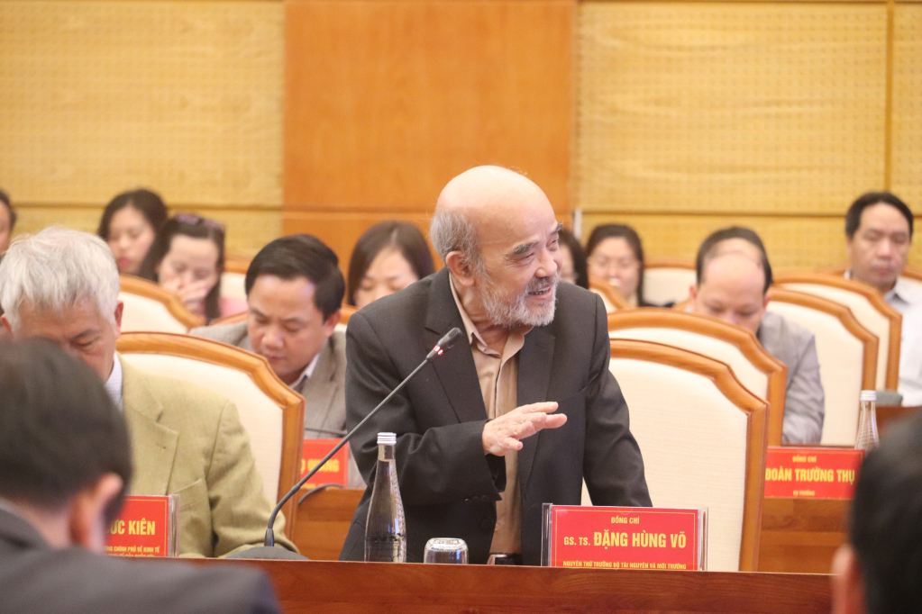 GS.TS. Đặng Hùng Võ, Nguyên Thứ trưởng Bộ Tài nguyên và Môi trường, tham luận tại hội thảo.