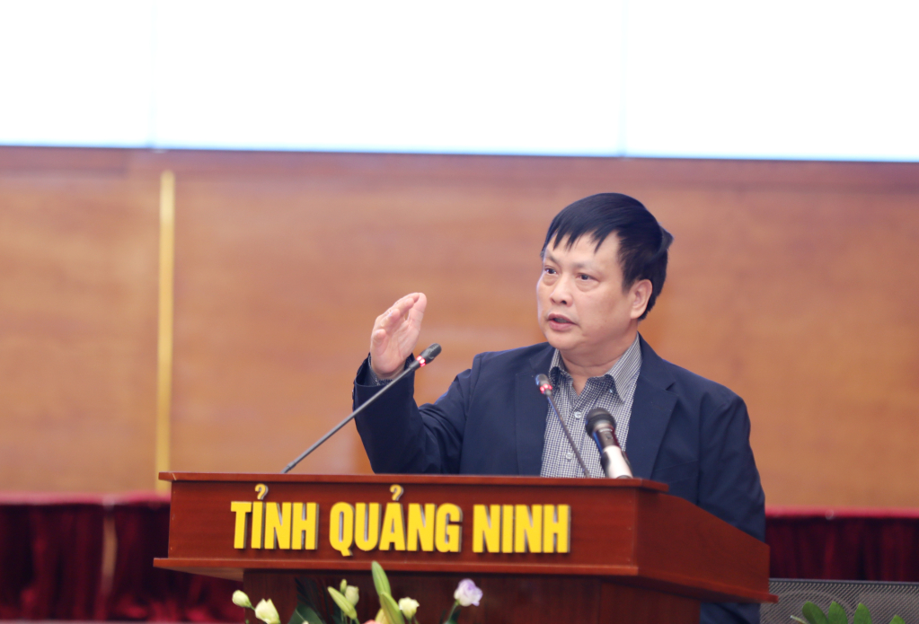 PGS.TS Vũ Văn Hà, Ban Thư ký khoa học Hội đồng lý luận Trung ương, Nguyên Phó Tổng Biên tập Tạp chí Cộng sản, phát biểu tại hội thảo.