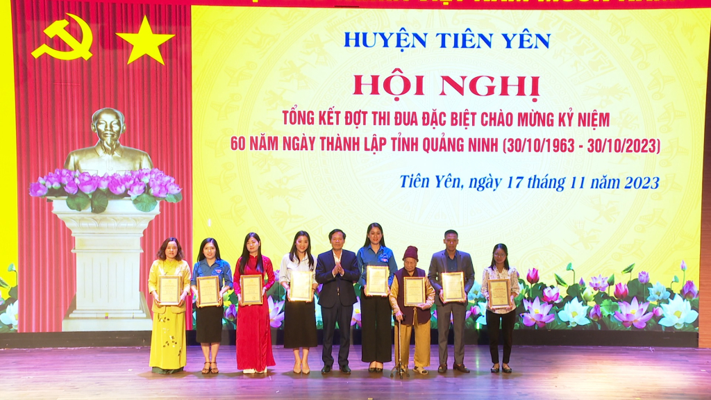 Lãnh đạo huyện Tiên Yên trao giải cho các tác giả tham gia Cuộc thi viết tìm hiểu “Quảng Ninh 60 năm xây dựng và phát triển.