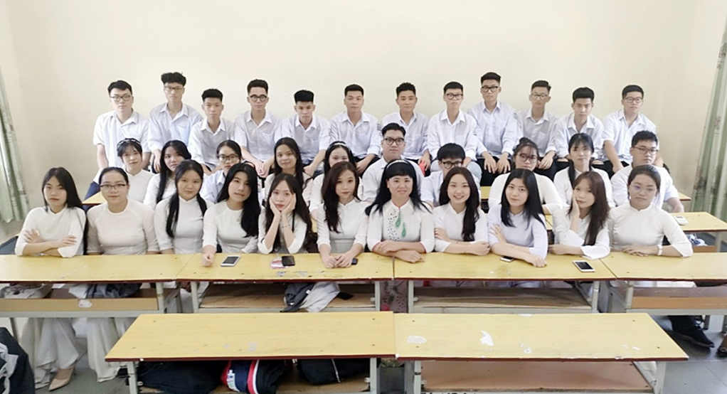 Cô giáo chủ nhiệm Bùi Thị Hồng chụp ảnh cùng học sinh lớp 12A2,Trường THPT Lê Quý Đôn (TP Cẩm Phả). Ảnh nhân vật cung cấp.