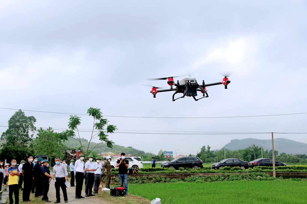 Trung tâm Dịch vụ kỹ thuật nông nghiệp TX Đông Triều sử dụng thiết bị bay điều khiển từ xa để triển khai dịch vụ bay phun thuốc bảo vệ thực vật trên địa bàn. Ảnh: Thanh Tùng