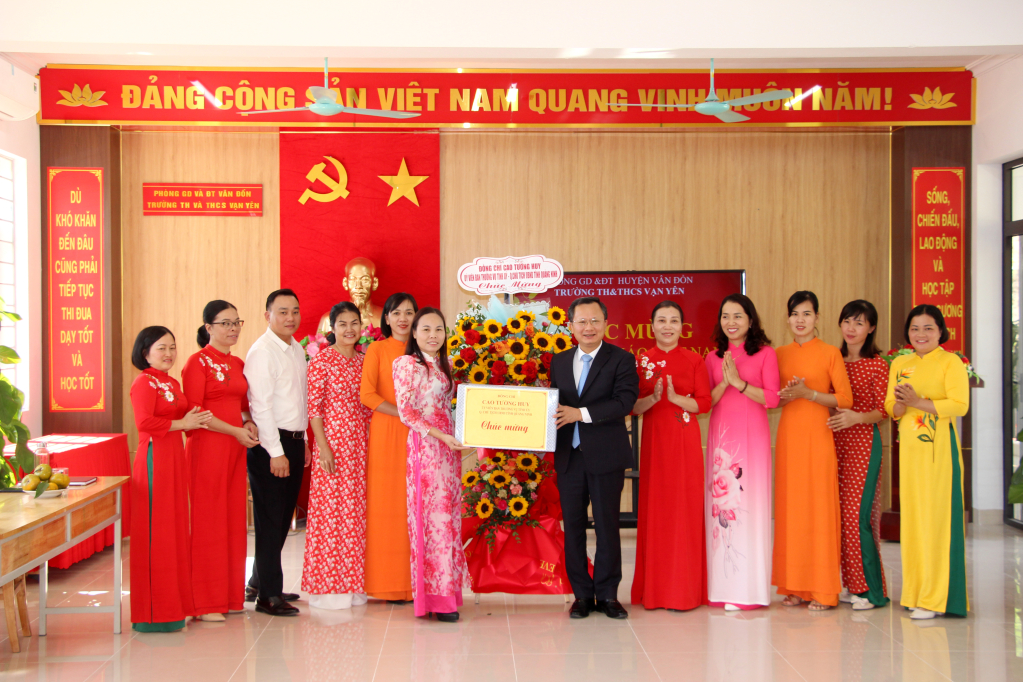 Đồng chí Cao Tường Huy thăm và tặng hoa chúc mừng Ngày Nhà giáo Việt Nam 20/11 tại Trường TH&THCS Vạn Yên, huyện Vân Đồn.