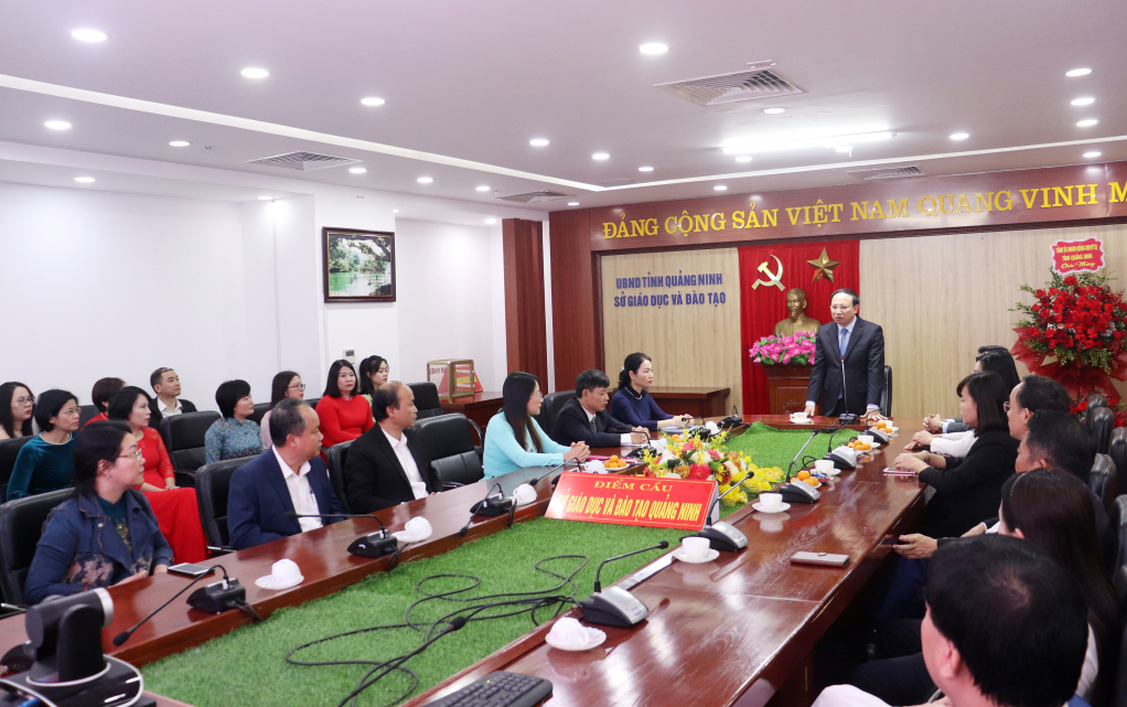 Đồng chí Nguyễn Xuân Ký, Ủy viên Trung ương Đảng, Bí thư Tỉnh ủy Chủ tịch HĐND tỉnh, phát biểu chúc mừng nhân ngày 20/11.