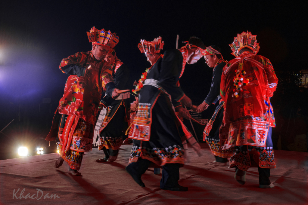 Nhiều điệu múa truyền thống của người Dao được các  nghệ nhân biểu diễn.