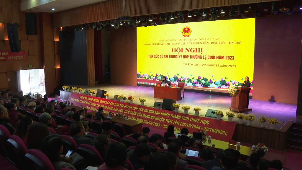 Quang cảnh buổi tiếp xúc cử tri huyện Tiên Yên trước kỳ họp thường lệ cuối năm 2023.
