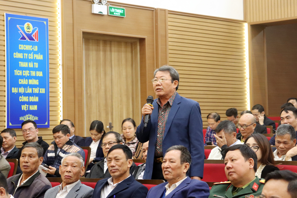 Cử tri Nguyễn Thanh Bình, phường Hà Khánh nêu kiến nghị tại buổi tiếp xúc cử tri.