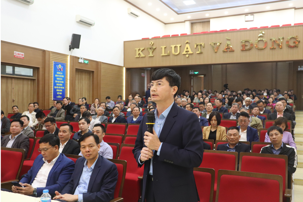 Cử tri Đặng Văn Tĩnh, Chủ tịch Công đoàn Công ty CP Than Hà Tu nêu kiến nghị tại buổi tiếp xúc cử tri.