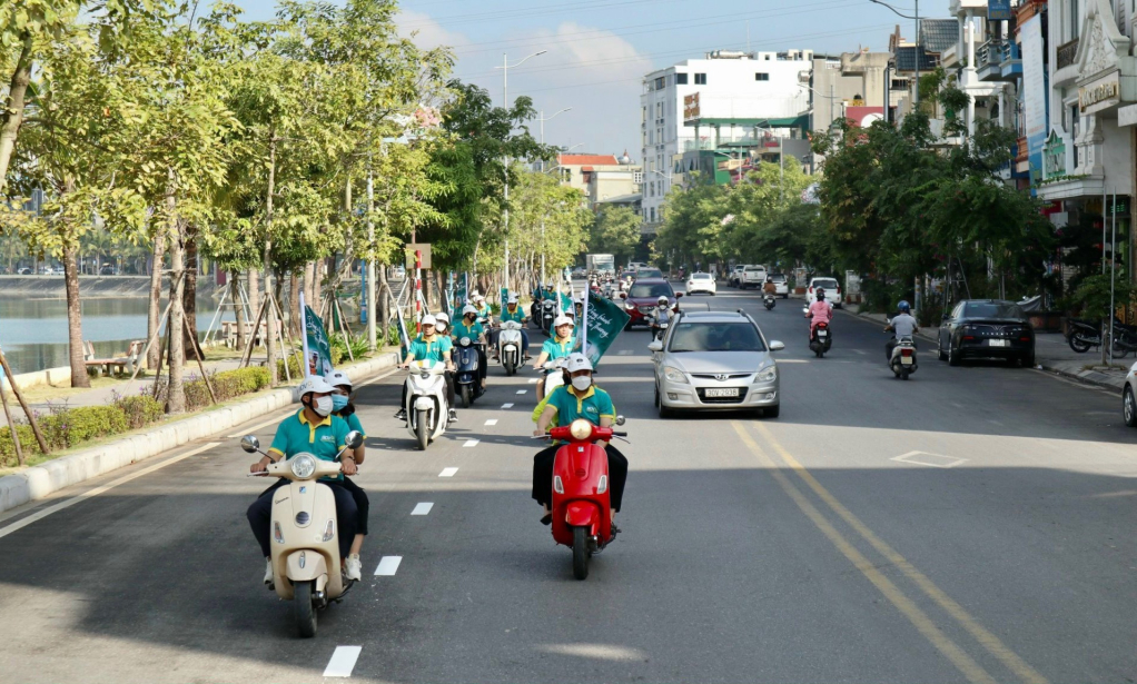 Thanh niên Ngân hàng BIDV Hạ Long xuống đường roadshow tuyên truyền về chuyển đổi số.