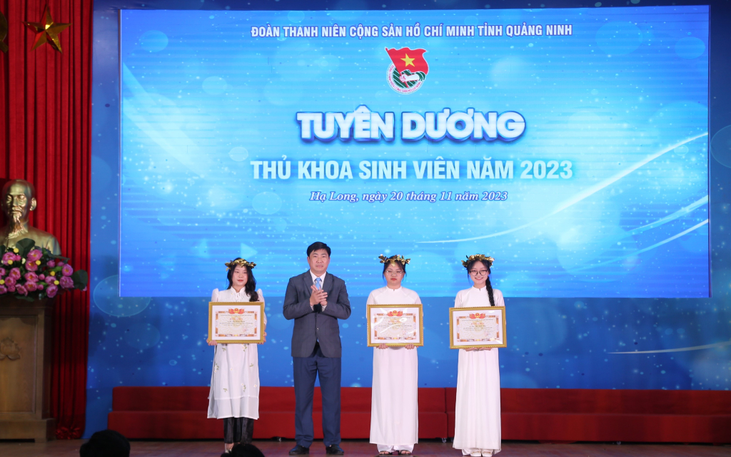 Đồng chí Lê Mạnh Cường, Phó Trưởng Ban Dân vận Tỉnh ủy Trao danh Hiệu thủ khoa Sinh viên năm 2023.